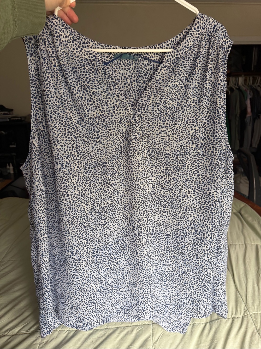 Sleeveless Fleur Bleue White and Navy Printed Blouse